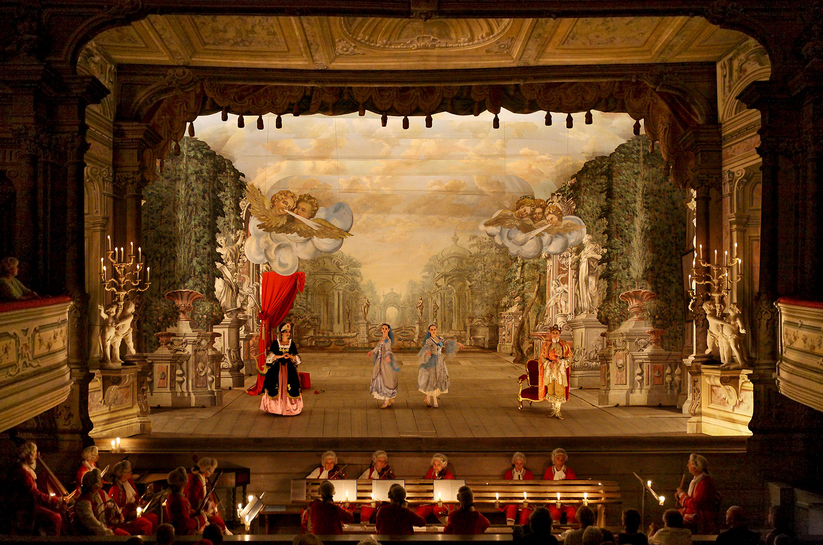 Музыка и театр 18. Италия оперный театр 17 века. Театр Барокко 17 века. Барочный театр Франции 18 век декорации. Театр 17 век Франция.